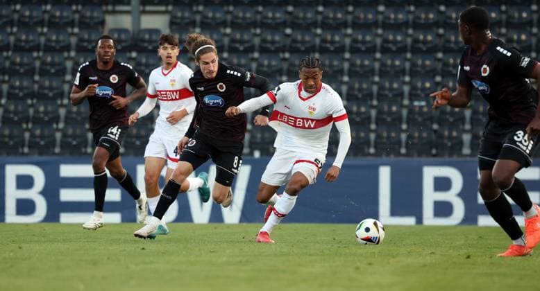 09 04 25 VfB Stuttgart II FC Viktoria Köln 1904 Germany, Großaspach, 09 04 2025, Football, 3 Liga, VfB Stuttgart II FC Viktoria Köln 1904 v l Donny Bogicevic FC Viktoria Köln 1904 , Jairzinho Malanga VfB Stuttgart II