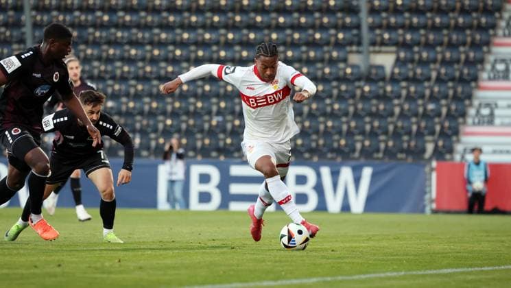09 04 25 VfB Stuttgart II FC Viktoria Köln 1904 Germany, Großaspach, 09 04 2025, Football, 3 Liga, VfB Stuttgart II FC Viktoria Köln 1904 Jairzinho Malanga VfB Stuttgart II