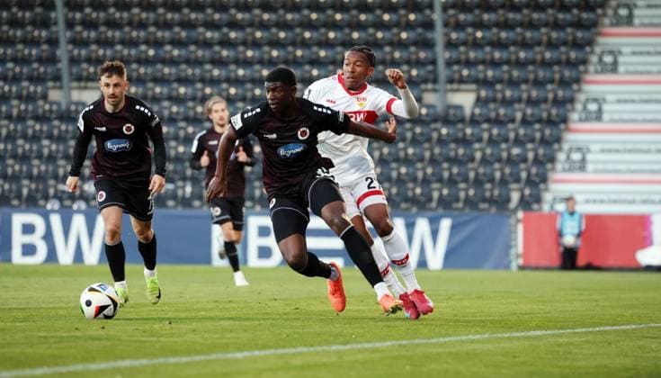09 04 25 VfB Stuttgart II FC Viktoria Köln 1904 Germany, Großaspach, 09 04 2025, Football, 3 Liga, VfB Stuttgart II FC Viktoria Köln 1904 v l Zoumana Keita FC Viktoria Köln 1904 , Jairzinho Malanga VfB Stuttgart II