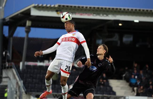 09 04 25 VfB Stuttgart II FC Viktoria Köln 1904 Germany, Großaspach, 09 04 2025, Football, 3 Liga, VfB Stuttgart II FC Viktoria Köln 1904 v l Jairzinho Malanga VfB Stuttgart II , Jonah Sticker FC Viktoria Köln 1904