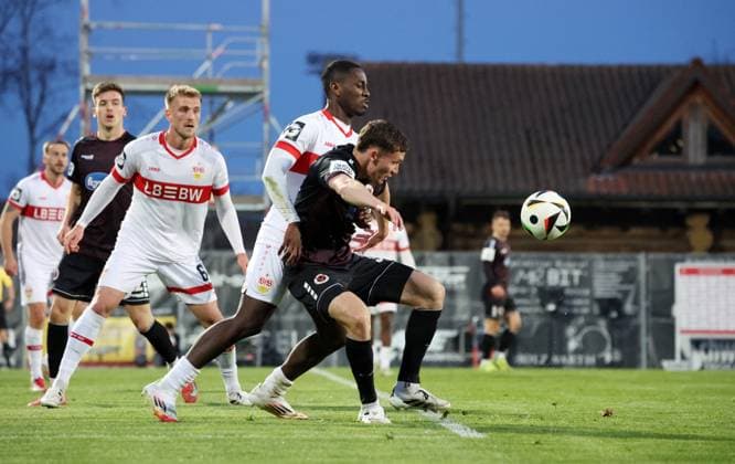 09 04 25 VfB Stuttgart II FC Viktoria Köln 1904 Germany, Großaspach, 09 04 2025, Football, 3 Liga, VfB Stuttgart II FC Viktoria Köln 1904 v l Kaden Amaniampong VfB Stuttgart II , Niklas May FC Viktoria Köln 1904