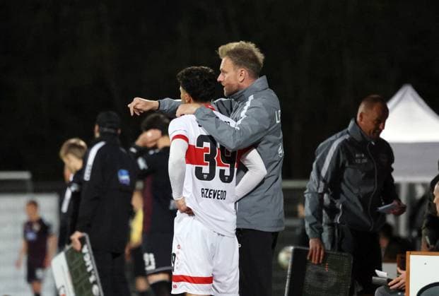 09 04 25 VfB Stuttgart II FC Viktoria Köln 1904 Germany, Großaspach, 09 04 2025, Football, 3 Liga, VfB Stuttgart II FC Viktoria Köln 1904 v l Alexandre Azevedo VfB Stuttgart II , Markus Fiedler Coach VfB Stuttgart II