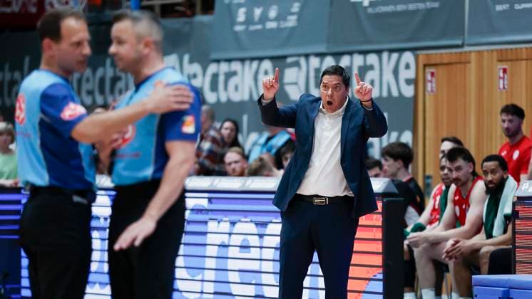 In the picture Head Coach Sasa Filipovski Wuerzburg Baskets , astonishment after a referee decision 14 04 2025, FIT One Wuerzburg Baskets vs ratiopharm Ulm, easyCredit BBL, Matchday 28, Germany, Wuerzburg, tectake Arena, Copyright: HMBxMedia xJulienxBecker