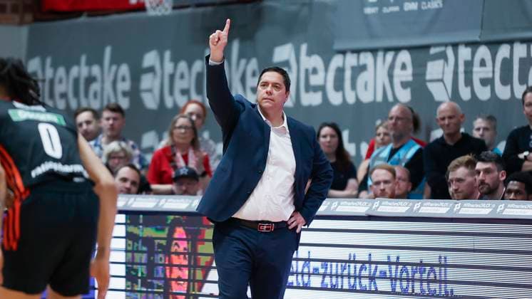 In the picture Head Coach Sasa Filipovski Wuerzburg Baskets , Instructions 14 04 2025, FIT One Wuerzburg Baskets vs ratiopharm Ulm, easyCredit BBL, Matchday 28, Germany, Wuerzburg, tectake Arena, Copyright: HMBxMedia xJulienxBecker