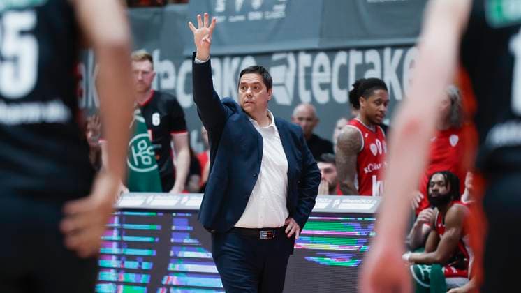 In the picture Head Coach Sasa Filipovski Wuerzburg Baskets , Instructions 14 04 2025, FIT One Wuerzburg Baskets vs ratiopharm Ulm, easyCredit BBL, Matchday 28, Germany, Wuerzburg, tectake Arena, Copyright: HMBxMedia xJulienxBecker