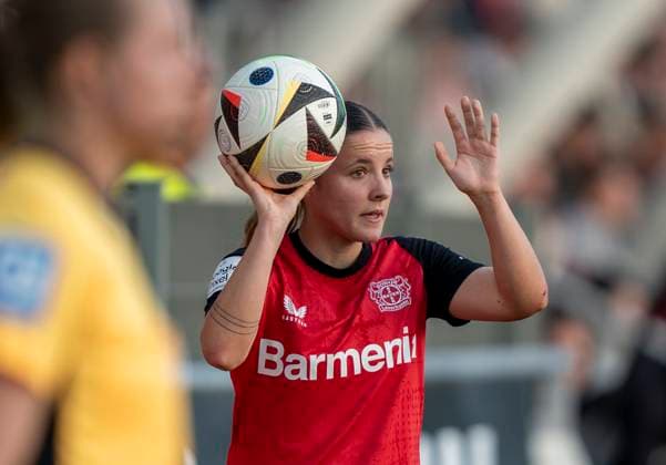 Estrella Merino Gonzalez Bayer 04 Leverkusen, 20 at throw-in 14 04 2025, Bayer Leverkusen 1 FC Köln, Fußball, Google Pixel Frauen Bundesliga, GER, Leverkusen, Ulrich Haberland Stadion, Saison 24 25, 19 Spieltag DFL regulations prohibit any use of photographs as image sequences and or quasi video Copyright: HMBxMedia xMarcoxBader