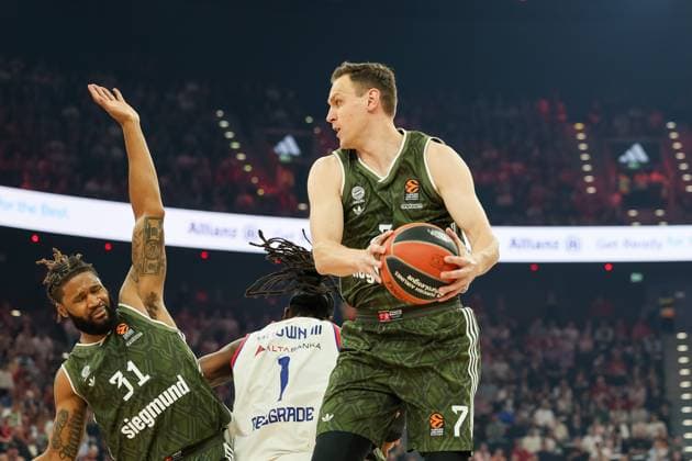 Johannes Voigtmann FC Bayern Basketball, 07 with ball with Devin Booker FC Bayern Basketball, 31 , GER, FC Bayern Muenchen vs Red Star Belgrade, Basketball, Turkish Airlines Euroleague, Play In, Season 2024 2025, 15 04 2025, GER, FC Bayern Muenchen vs Red Star Belgrade, Basketball, Turkish Airlines Euroleague, Play In, Season 2024 2025, 15 04 2025 Muenchen Copyright: xEibner-Pressefoto JennixMaulx EP_JML