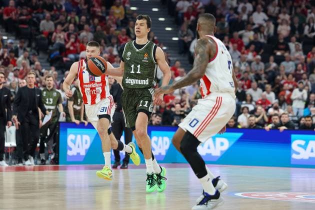 Vladimir Lucic FC Bayern Basketball, 11 with ball, with Codi Miller McIntyr Red Star Belgrade, 00 and Rokas Giedraitis Red Star Belgrade, 31 , GER, FC Bayern Muenchen vs Red Star Belgrade, Basketball, Turkish Airlines Euroleague, Play In, Season 2024 2025, 15 04 2025, GER, FC Bayern Muenchen vs Red Star Belgrade, Basketball, Turkish Airlines Euroleague, Play In, Season 2024 2025, 15 04 2025 Muenchen Copyright: xEibner-Pressefoto JennixMaulx EP_JML