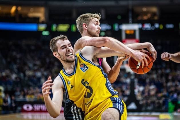 Basketball Berlin 16 04 2025 Season 2024 2025 1 Bundesliga easyCredit BBL Alba Berlin Telekom Baskets Bonn Malte Delow Alba Berlin, No 06 Till Pape Bonn, No 19