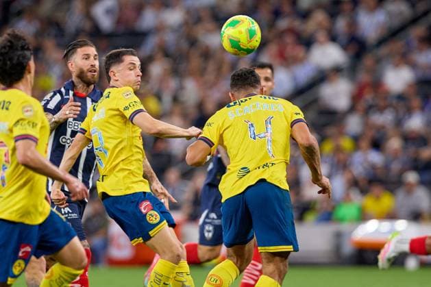 RECORD DATE NOT STATED Liga BBVA MX Clausura 2025 Monterrey vs America Alvaro Fidalgo and Sebatsian Caceres of America during the 16th round match between Monterrey and America as part of the Liga BBVA MX, Torneo Clausura 2025 at BBVA Bancomer Stadium, on April 16, 2025 in Monterrey, Nuevo Leon, Mexico. MONTERREY NUEVO LEON MEXICO  Copyright: xGustavoxValdezx 20250416203419_LMX_C25_MTY_AME_CACERES104