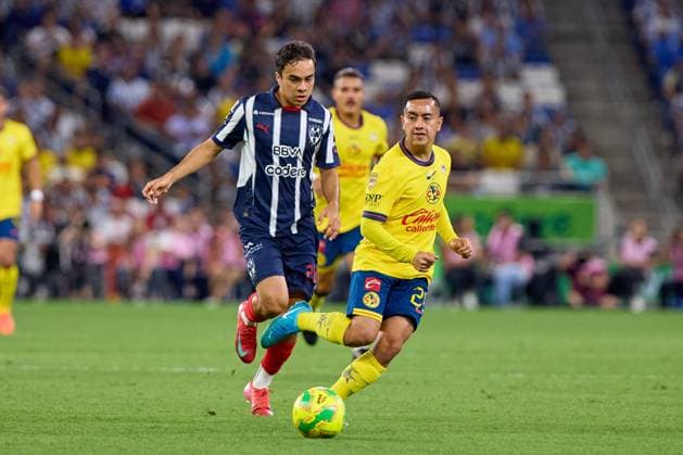 RECORD DATE NOT STATED Liga BBVA MX Clausura 2025 Monterrey vs America Iker Fimbres (L) of Monterrey fights for the ball with Erick Sanchez (R) of America during the 16th round match between Monterrey and America as part of the Liga BBVA MX, Torneo Clausura 2025 at BBVA Bancomer Stadium, on April 16, 2025 in Monterrey, Nuevo Leon, Mexico. MONTERREY NUEVO LEON MEXICO  Copyright: xGustavoxValdezx 20250416203422_LMX_C25_MTY_AME_FIMBRES100