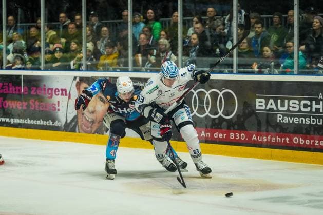Battle for the puck duel between Lukas Jung Towerstars Ravensburg, 41 and David Rundqvist Dresdner Eisloewen, 63 , GER, Ravensburg Towerstars vs Dresdner Eisloewen, Ice Hockey, DEL2, Season 2024 2025, Playoff Final Game 1, 17 04 25 GER, Ravensburg Towerstars vs Dresdner Eisloewen, Ice Hockey, DEL2, Season 2024 2025, Playoff Final Game 1, 17 04 25 Ravenburg Copyright: xEibner-Pressefoto MaximilianxRisx EP_MRT