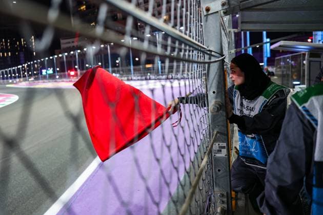 Bilder des Jahres 2025, Sport 04 April Sport Bilder des Tages F1 - SAUDI ARABIAN GRAND PRIX 2025 marshall, commissaire de piste, marshal, marshalls, marshals red flag, drapeau rouge during the Formula 1 STC Saudi Arabian Grand Prix 2025, 5th round of the 2025 FIA Formula One World Championship, WM, Weltmeisterschaft from April 18 to 20, 2025 on the Jeddah Corniche Circuit, in Jeddah, Saudi Arabia - JeddahSaudi Arabia Copyright: xANTONINxVINCENTx