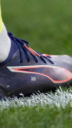 September 17, 2024, Lisbon, Lisbon, Portugal: Lille goalkeeper from France LUCAS CHEVALIER (30) shoes during the game for the Group stage of the UEFA Champions League between Sporting and Lille at Estadio Jose de Alvalade Lisbon Portugal - ZUMAs359 20240917_zsp_s359_155 Copyright: xAlexandrexdexSousax