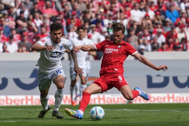 Lucas Hoeler Lucas Hoeler SC Freiburg, 09 scores a goal, shot on goal, finish , Germany, Soccer, 1 Bundesliga, Matchday 30, 2024 2025, SC Freiburg vs TSG Hoffenheim, 19 04 2025, Europa Park Stadion, Freiburg, Germany DFL REGULATIONS PROHIBIT ANY USE OF PHOTOGRAPHS AS IMAGE SEQUENCES AND OR QUASI VIDEO Freiburg Europa Park Stadion Baden Württemberg Germany Copyright: xArnexAmbergx