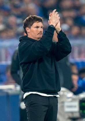 Merlin Polzin Hamburger SV, Coach applauds his team 19 04 2025, Football, FC Schalke 04 Hamburger SV, 2 Fußball Bundesliga, 30 Spieltag, Veltins Arena Gelsenkirchen, Saison 2024 2025 DFB regulations prohibit any use of photographs as image sequences and or quasi video Copyright: HMBxMedia xMarcoxBader