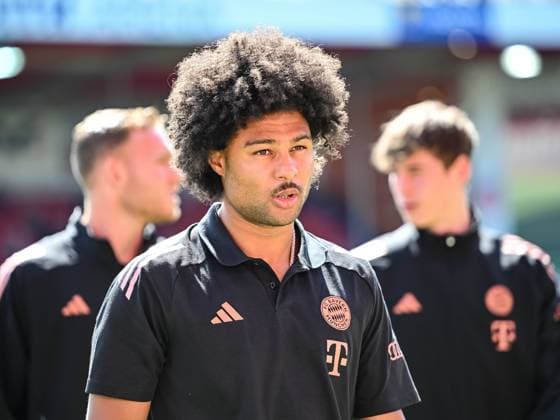 Serge Gnabry FC Bayern Muenchen Looks on during the Bundesliga match between 1 FC Heidenheim 1846 and FC Bayern München, Voith Arena on April 19, 2025 in Heidenheim, Germany Photo by Harry Langer DeFodi Images Serge Gnabry FC Bayern Muenchen Looks on during the Bundesliga match between 1 FC Heidenheim 1846 and FC Bayern München at Voith Arena on April 19, 2025 in Heidenheim, Germany Photo by Harry Langer DeFodi Images DFL regulations prohibit any use of photographs as image sequences and or quasi video Photo by Harry Langer DeFodi Images DFL regulations prohibit any use of photographs as image sequences and or quasi video