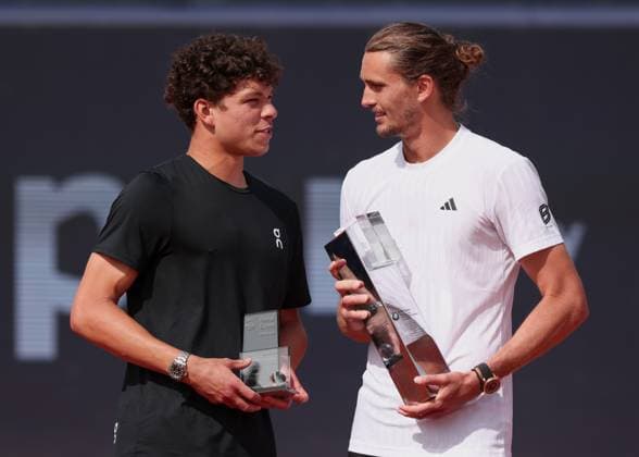 Finalist Ben Shelton and winner Alexander Zverev with cup, trophy, award ceremony, Presentation Tennis BMW Open 2025 ATP 500 MTTC Iphitos Munich Germany April 20, 2025 Copyright: xJuergenxHasenkopfx