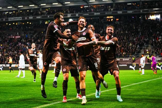 Goal celebration FC St Pauli after goal to 1 1 Carlo Boukhalfa FC St Pauli, 16 GER, FC St Pauli vs Bayer 04 Leverkusen, Football, Bundesliga, Matchday 30, Season 2024 25, 20 04 2025 DFL REGULATIONS PROHIBIT ANY USE OF PHOTOGRAPHS AS IMAGE SEQUENCES AND OR QUASI VIDEO GER, FC St Pauli vs Bayer 04 Leverkusen, Football, Bundesliga, Matchday 30, Season 2024 25, 20 04 2025 Hamburg Copyright: xEibner-Pressefoto MarcelxvonxFehrnx EP_MFN