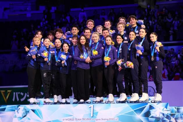 Japan team group, Mannschaftsbild, Totale United States team group (USA), Italy team group (ITA), APRIL 19, 2025 - Figure skating, Eiskunstlauf : ISU World Team Trophy in Figure Skating 2025 Award ceremony at Tokyo Metropolitan Gymnasium in Tokyo, Japan.  (288093283)