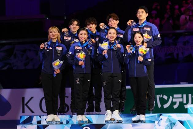 Japan team group, Mannschaftsbild, Totale APRIL 19, 2025 - Figure skating, Eiskunstlauf : ISU World Team Trophy in Figure Skating 2025 Award ceremony at Tokyo Metropolitan Gymnasium in Tokyo, Japan.  (288093284)