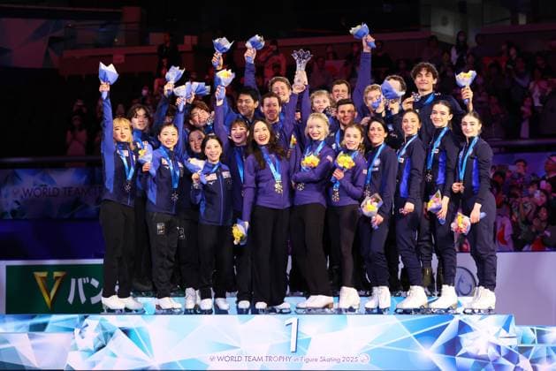 Japan team group, Mannschaftsbild, Totale United States team group (USA), Italy team group (ITA), APRIL 19, 2025 - Figure skating, Eiskunstlauf : ISU World Team Trophy in Figure Skating 2025 Award ceremony at Tokyo Metropolitan Gymnasium in Tokyo, Japan.  (288093285)