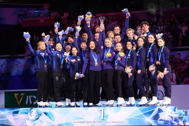 Japan team group, Mannschaftsbild, Totale United States team group (USA), Italy team group (ITA), APRIL 19, 2025 - Figure skating, Eiskunstlauf : ISU World Team Trophy in Figure Skating 2025 Award ceremony at Tokyo Metropolitan Gymnasium in Tokyo, Japan.  (288093286)