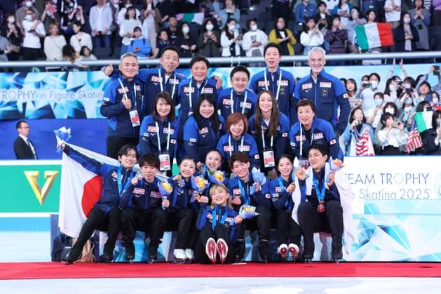 Japan team group, Mannschaftsbild, Totale APRIL 19, 2025 - Figure skating, Eiskunstlauf : ISU World Team Trophy in Figure Skating 2025 Award ceremony at Tokyo Metropolitan Gymnasium in Tokyo, Japan.  (288093289)