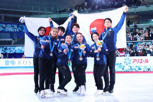 Japan team group, Mannschaftsbild, Totale APRIL 19, 2025 - Figure skating, Eiskunstlauf : ISU World Team Trophy in Figure Skating 2025 Award ceremony at Tokyo Metropolitan Gymnasium in Tokyo, Japan.  (288093364)
