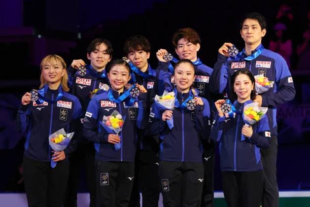 Japan team group, Mannschaftsbild, Totale APRIL 19, 2025 - Figure skating, Eiskunstlauf : ISU World Team Trophy in Figure Skating 2025 Award ceremony at Tokyo Metropolitan Gymnasium in Tokyo, Japan.  (288112966)