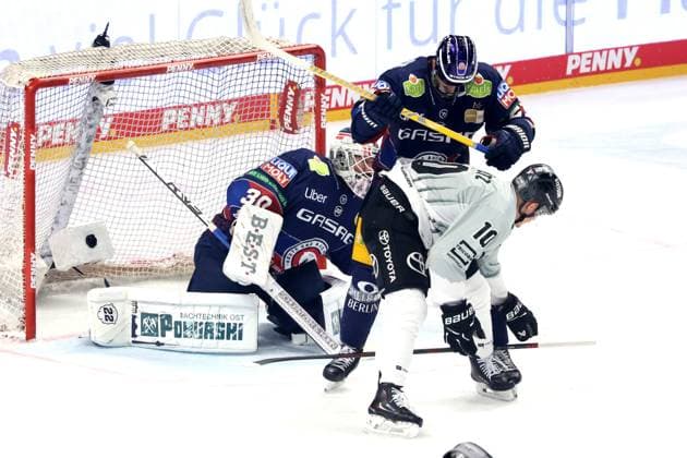 DEU, DEL, 1 EBL, Eisbaeren vs Koelner Haie, 21 04 2025, Uber Arena, Berlin, DEU, DEL, 1 EBL, Eisbaeren vs Koelner Haie, in the picture Linus Vieillard Eisbaeren Berlin 35 , Manuel Wiederer Eisbaeren Berlin 21 , Justin Schuetz Koelner Haie 10 Foto Juergen Engler nordphoto GmbH nordphotoxGmbHx xEngler nph00076