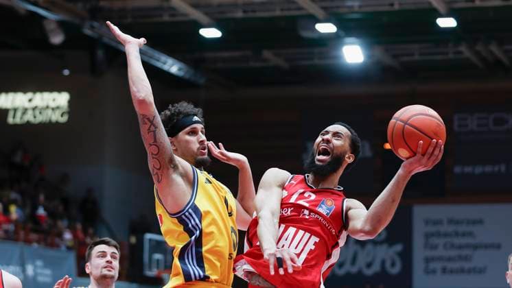 In the picture from left Michael Kessens ALBA Berlin, 0 against the basket shot of Davion Mintz Wuerzburg Baskets, 12 23 04 2025, Basketball, BBL, FIT One Würzburg Baskets ALBA BERLIN, Germany, Würzburg, Tectake Arena, Copyright: HMBxMedia xJulienxBecker