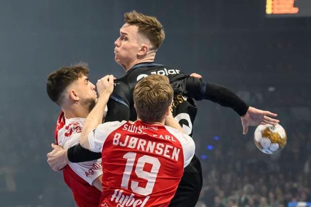 in the picture from left Lasse Andersson Fuechse Berlin, 11 , Kristian Bjornsen Aalborg Handbold, 19 , duel, action, fight, fights for the ball, GER, Berlin, handball, Fuechse Berlin vs Aalborg Handbold, HF Champions League, in the Max Schmeling Halle, 24 04 2025, Copyright: HMBxMedia UwexKoch