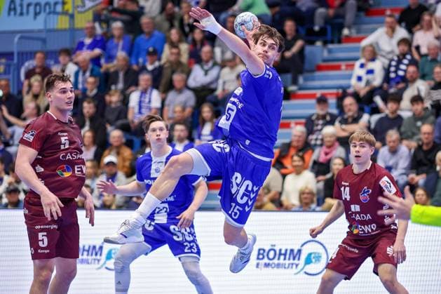 25 04 2025, Handball, HBL, VfL Gummersbach 1 VfL Potsdam, Schwalbe Arena Miro Schluroff GUM 15 throws the ball on goal North Rhine-Westphalia Germany
