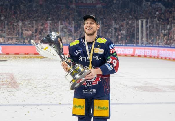 Ice Hockey, Men, Season 2024 2025, Penny DEL Final, Game 5 , Eisbären Berlin Kölner Haie, Eisbären Berlin celebrate winning the German Championship, Leonhard Pföderl Eisbären Berlin with trophy and cigar, 25 04 2025, Copyright: xMatthiasxKochx