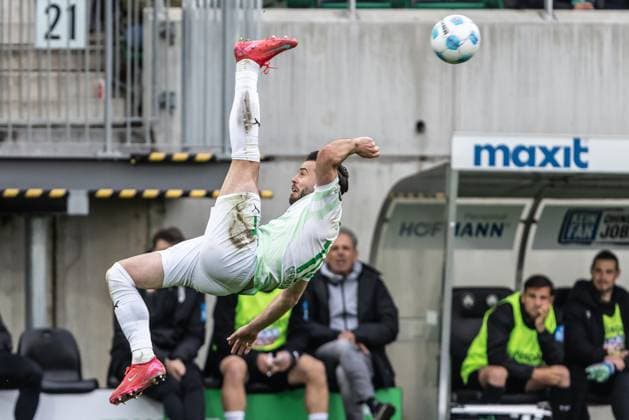 Soccer Men 2 Bundesliga 31 Matchday Season 2024 2025 SpvGG Greuther Fürth vs SSV Ulm 1846 Soccer 25 04 2025 17 Niko Gießelmann SpVgg Greuther Fürth clears the ball with a bicycle kick DFL regulations prohibit any use of photographs as image sequences and or quasi video Fürth Sportpark Ronhof I Thomas Sommer Bayern Germany