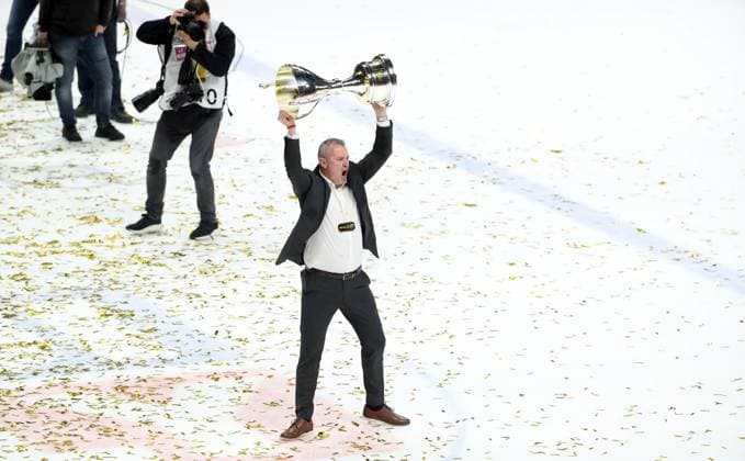 Coach Serge Aubin with championship trophy, Eisbären Berlin team are German champions Jubel Emotion Freude Sport Eishockey Penny DEL Deutsche Eishockey Liga Finale Deutsche Meisterschaft Play Off 5 Spiel Saison 2024 2025 25 04 2025 EHC Eisbären Berlin EBB vs Kölner Haie KEC