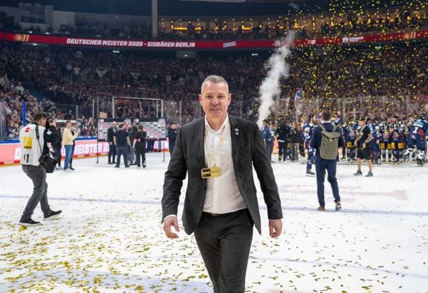 Ice Hockey, Men, Season 2024 2025, Penny DEL Final, Game 5 , Eisbären Berlin Kölner Haie 7 0 , Eisbären Berlin celebrate winning the German Championship, Coach Serge Aubin Eisbären Berlin with medal, 25 04 2025, Copyright: xMatthiasxKochx