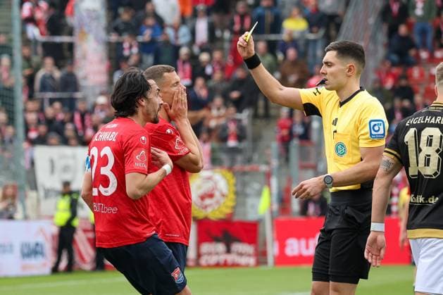 Yellow card for Markus Schwabl SpVgg Unterhaching, 23 , GER, SpVgg Unterhaching vs FC Energie Cottbus, Football, 3 Liga, 35 Matchday, Season 2024 2025, 26 04 2025, DFL REGULATIONS PROHIBIT ANY USE OF PHOTOGRAPHS AS IMAGE SEQUENCES, GER, SpVgg Unterhaching vs FC Energie Cottbus, Football, 3 Liga, 35 Matchday, Season 2024 2025, 26 04 2025 Unterhaching Copyright: xEibner-Pressefoto JennixMaulx EP_JML