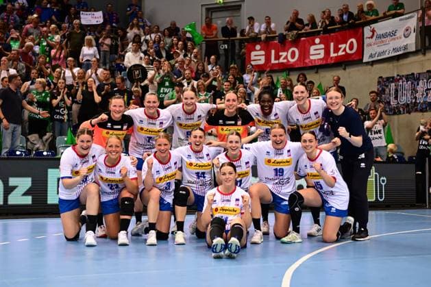 Handball I Women I Season 2024 2025 I 1 HBF I Play Off I Quarter Finals I VfL Oldenburg HSG Blomberg Lippe I 26 04 2025 Cheers, enthusiasm, euphoria, joy, happiness, cheerfulness at HSG Blomberg Lippe after the victory against VfL Oldenburg Women Oldenburg EWE Arena Niedersachsen Germany Copyright: xLobeca FelixxSchlikisx