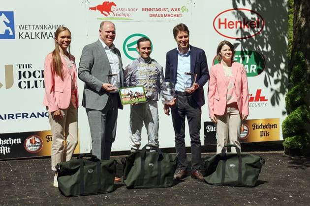 26 04 2025, Duesseldorf, Nordrhein Westfalen, GER Award ceremony D Ores et Deja with Rene Piechulek wins the Henkel Stutenpreis Galopprennbahn Duesseldorf Grafenberg Award ceremony, D Ores et Deja, Piechulek, victory 250426SG998DUESSELDORF JPG