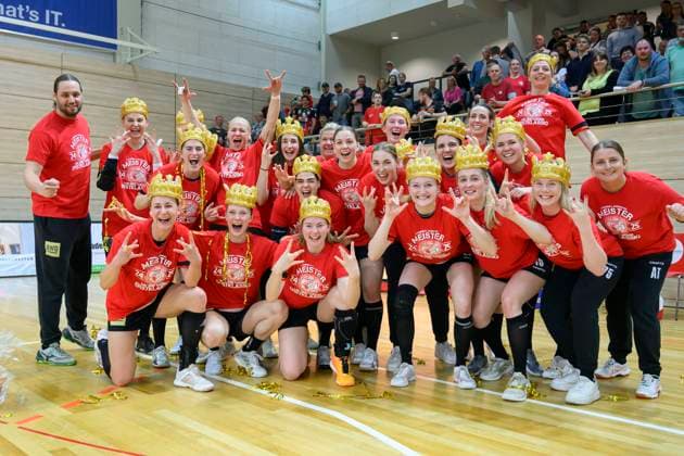 Wildcats celebrate after 38 23 home win and the championship won, promotion, SV Union Halle Neustadt vs TuS Lintfort, Handball Women, 2 Bundesliga, 26 Matchday, Season 2024 25, 26 04 2025 Halle SWH Arena Sachsen Anhalt Germany