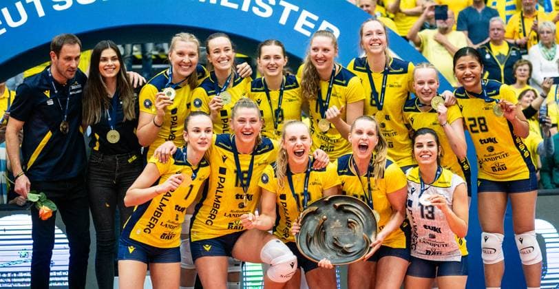26 4 2025, Volleyball, Women, VBL, 1 VBL, 1 Volleyball Bundesliga, Season 2024725, Playoff, Final, 3 Game, SSC Palmberg Schwerin Dresdner SC The volleyball players of SSC Palmberg Schwerin pose with the championship trophy for the team photo Schwerin Palmberg Arena Mecklenburg-Vorpommern Germany