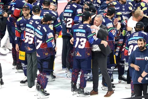 DEU, DEL, 1 EBL, Eisbaeren vs Koelner Haie, 25 04 2025, Uber Arena, Berlin, DEU, DEL, 1 EBL, Eisbaeren vs Koelner Haie, in the picture head coach Serge Aubin Eisbaeren Berlin , Leonhard Pfoederl Eisbaeren Berlin 93 , Eisbaeren player circle nordphotoxGmbHx xEngler nph00076