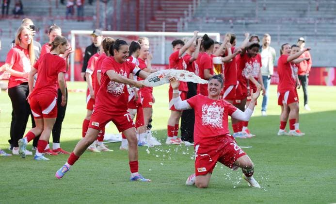 Athanasia Moraitou, Eleni Markou, Union womens team promoted to 1 Bundesliga Jubel Emotion Freude Aufsteiger aufgestiegen Sport Fußball Fußball 2 Bundesliga Damen Saison 2024 2025 27 04 2025 1 FC Union Berlin vs Borussia Mönchengladbach BMG DFL regulations prohibit any use of photographs as image sequences and or quasi video