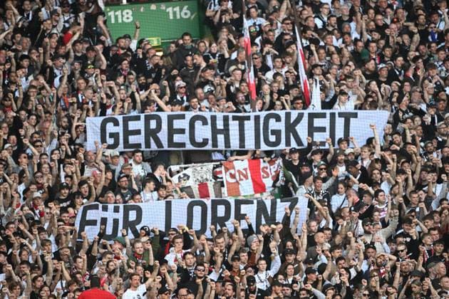 GER, 1 FBL, SV Werder Bremen vs 1 FC St Pauli 27 04 2025, Weserstadion, Bremen, GER, 1 FBL, SV Werder Bremen vs 1 FC St Pauli im Bild FANS Stimmung Banner Werder Schal Banner Pauli Gerechtigkeit für Lorenz nordphotoxGmbHxx xKokenge nph00001