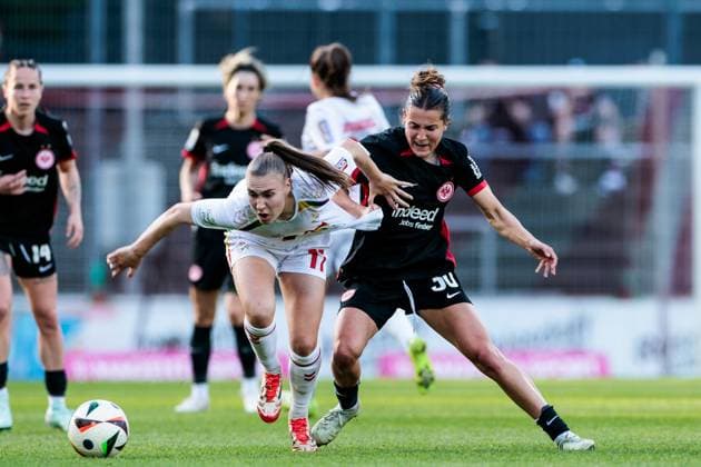 Google Pixel Frauen Bundesliga, 1 FC Köln Eintracht Frankfurt 27 04 2025 Zweikampf Alena Bienz 1 FC Köln, 11 , Carlotta Wamser Eintracht Frankfurt, 30 Google Pixel Frauen Bundesliga, 1 FC Köln Eintracht Frankfurt, Köln, Franz Kremer Stadion am 27 04 2025 DFB REGULATIONS PROHIBIT ANY USE OF PHOTOGRAPHS AS IMAGE SEQUENCES AND OR QUASI VIDEO Copyright: xBEAUTIFULxSPORTS Wunderlx