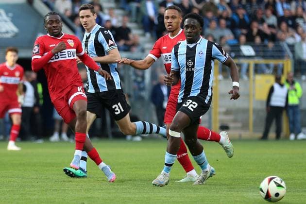 27 04 2025, xrekx, Fussball 3 Liga, SV Waldhof Mannheim VfB Stuttgart U23 v l Benjamin Boakye VfB Stuttgart II Kennedy Okpala SV Waldhof Mannheim DFL DFB REGULATIONS PROHIBIT ANY USE OF PHOTOGRAPHS as IMAGE SEQUENCES and or QUASI VIDEO Mannheim