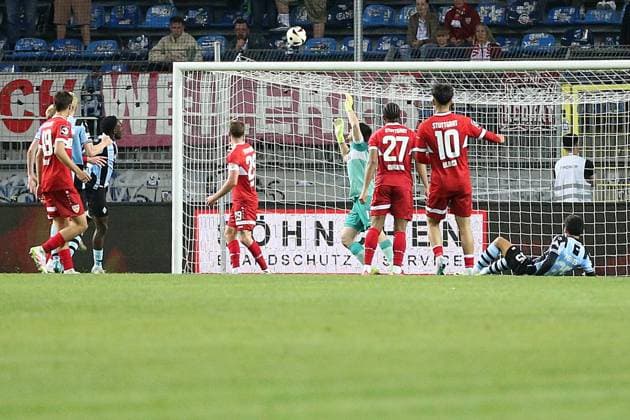 27 04 2025, xrekx, Fußball 3 Liga, SV Waldhof Mannheim VfB Stuttgart U23 v l Kennedy Okpala SV Waldhof Mannheim mit dem Knie uebers Tor Dennis Seimen VfB Stuttgart II DFL DFB REGULATIONS PROHIBIT ANY USE OF PHOTOGRAPHS as IMAGE SEQUENCES and or QUASI VIDEO Mannheim