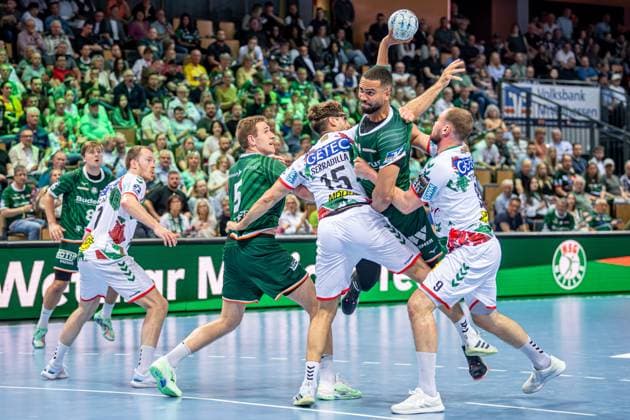 Handball Bundesliga HSG Wetzlar SC Magdeburg, 27 04 25 Philipp Ahounasou HSG Wetzlar, 19 , Tim Zechel SC Magdeburg, 9 , Rasmus Meyer Ejlersen HSG Wetzlar, 5 , Antonio Serradilla Cuenca SC Magdeburg, 15 , Felix Claar SC Magdeburg, 7 , Viktor Petersen Norberg HSG Wetzlar, 8 Handball Bundesliga HSG Wetzlar SC Magdeburg Wetzlar, 27 04 25 Copyright: xBEAUTIFULxSPORTS Roeczeyx